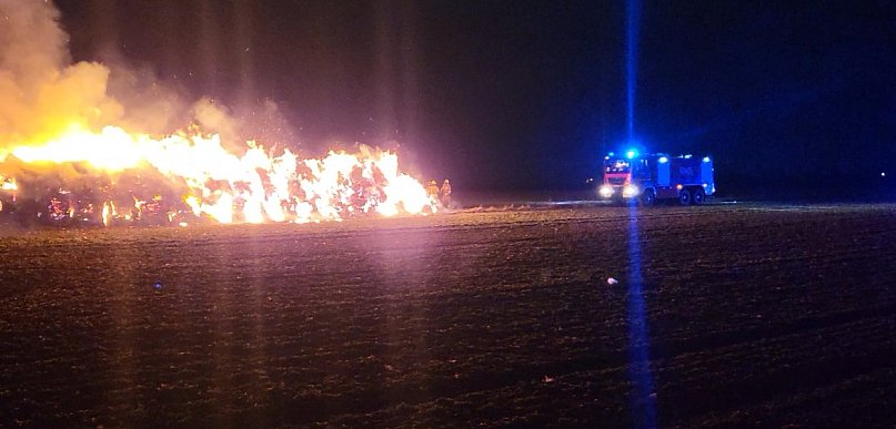 Wezwanie do pożaru balotów  w Pyszącej. Kolejny pożar  kilkaset metrów dalej