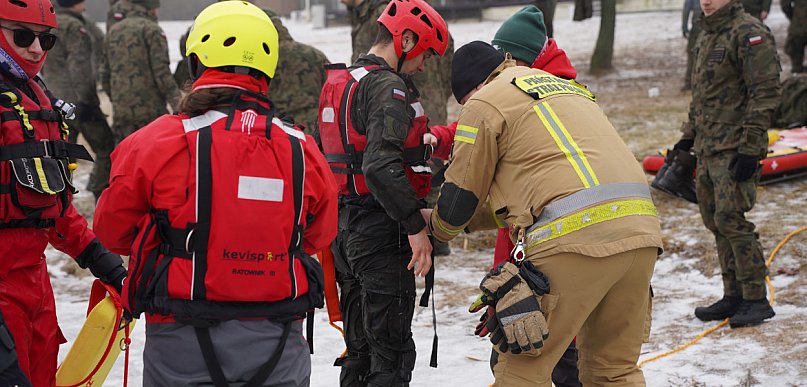 Wspólne szkolenie służb ratowniczych nad Jeziorem Grzymisławskim