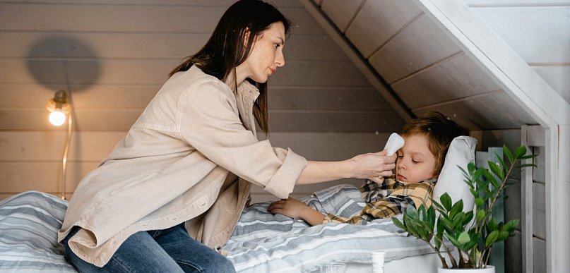 Termometry elektroniczne i bezdotykowe – który model wybrać do rodziny