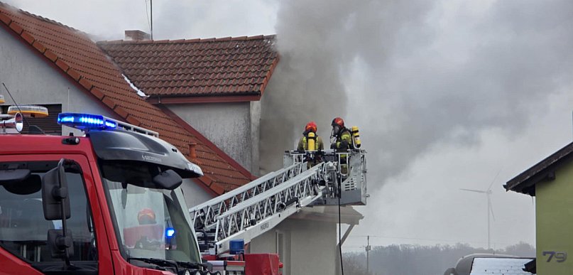 Pożar domu jednorodzinnego w Gostyniu - Walka strażaków trwała wiele godzin