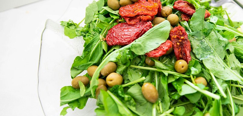 Co jeść w pracy, gdy nie masz lodówki ani mikrofalówki?