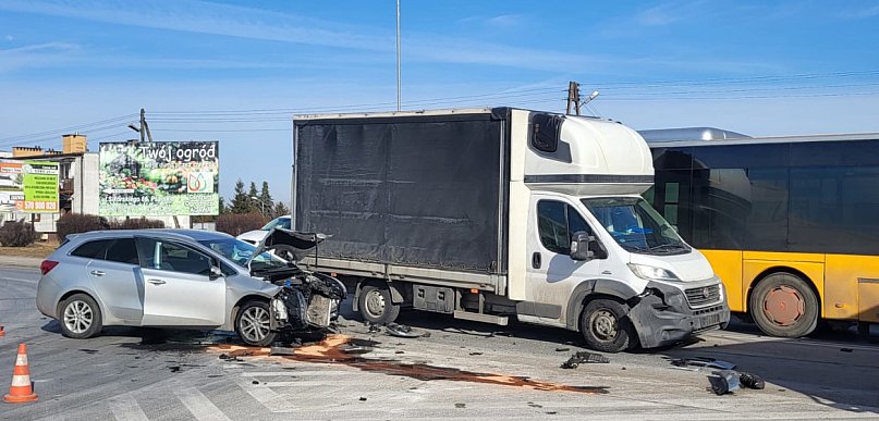 Kolizja na ulicy Sikorskiego! Trzy pojazdy uszkodzone, w tym miejski autobus