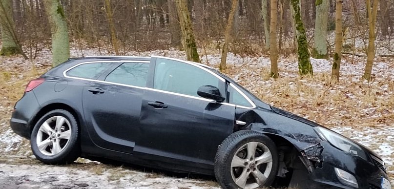 Niebezpieczne warunki na drogach – kolizja z udziałem trzech osobówek