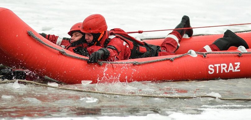 Strażacy trenowali na jeziorze - Nowoczesny sprzęt gotowy na walkę z kruchym lodem