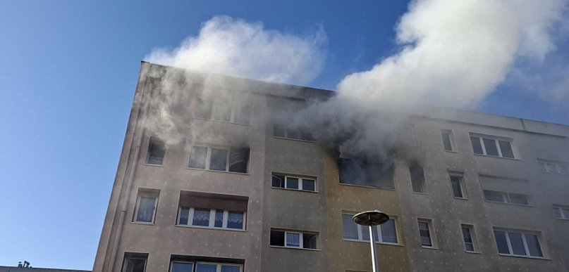 Groźny pożar w mieszkaniu na osiedlu. Dwie osoby poparzone.