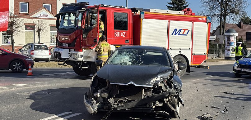 Zderzenie dwóch aut na skrzyżowaniu w Śremie. Są utrudnienia!