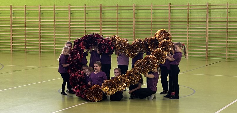 Czerwone kokardy i taneczny krok - Mażoretki „Błysk” świętowały Dzień Kobiet!