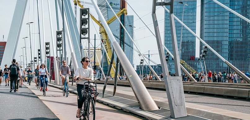 Stojaki rowerowe – mała infrastruktura, wielka zmiana w przestrzeni miejskiej