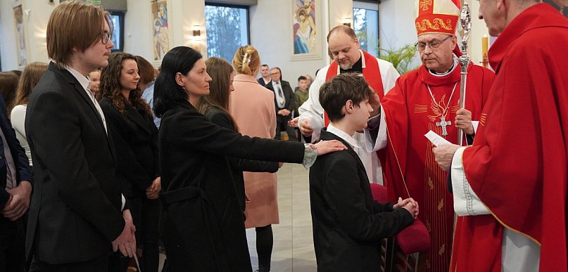 Bierzmowanie młodzieży w parafii pw. Ducha Świętego w Śremie