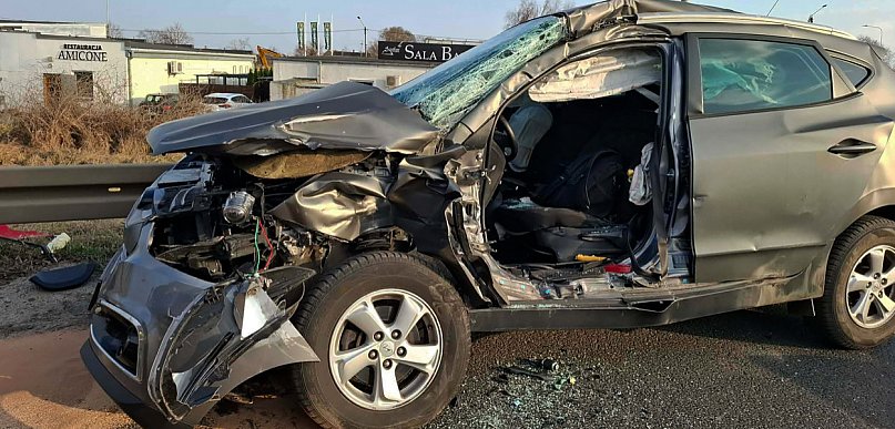 19-latka zakleszczona w samochodzie! Zderzenie osobówki z ciężarówką w Kościanie