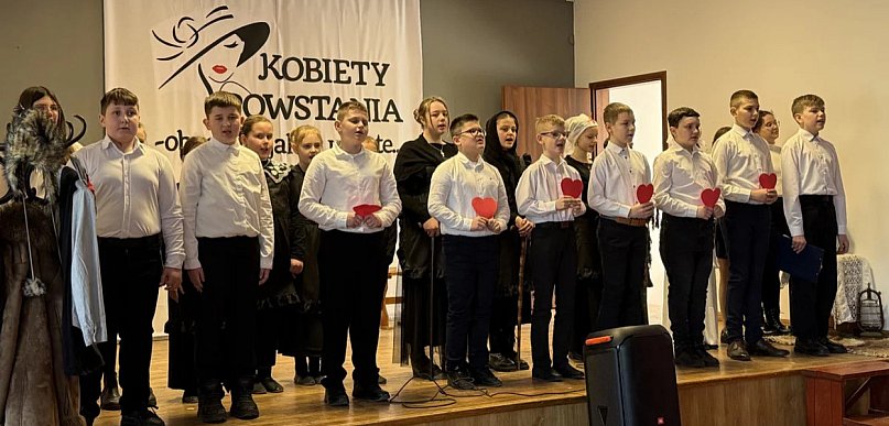 Oddano hołd cichym bohaterkom - Wieczór Patriotyczny w Chwałkowie Kościelnym