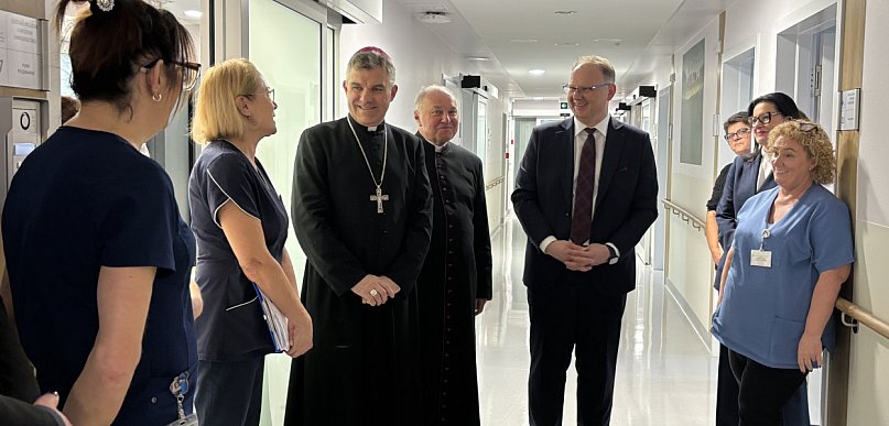 Wyjątkowa wizyta Arcybiskupa. 45-lecie kaplicy i poświęcenie Oddziału Urologii
