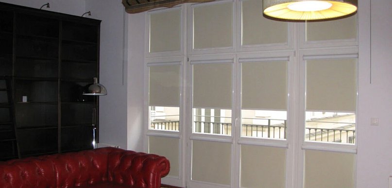 Rolety regulujące dostęp światła w pomieszczeniach