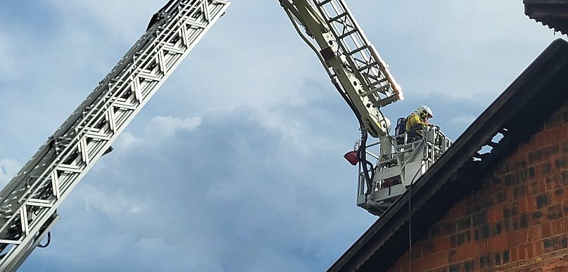 Pożar dachu domu w Pyszącej szybko opanowany przez strażaków