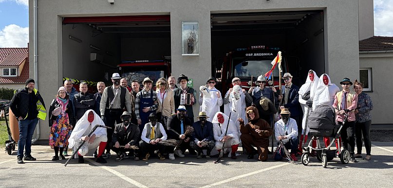 Siwki opanowały Brodnicę! Barwny korowód wyruszył na ulice w szczytnym celu