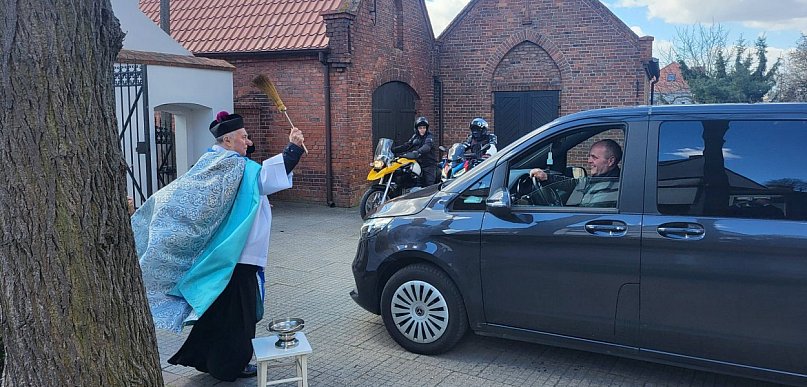 Tradycyjne święcenie pojazdów - "Autosacrum" 2026 pod śremską Farą
