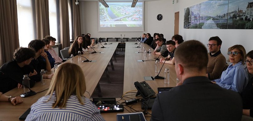 Francuska młodzież z wizytą w śremskim ratuszu - Międzynarodowa wymiana w liceum