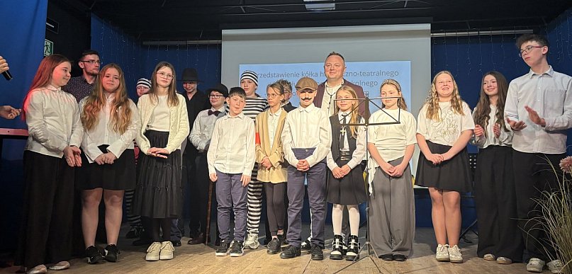 Seniorzy na żywej lekcji historii! Spektakl "Katyń" w wykonaniu uczniów Bodzyniewa