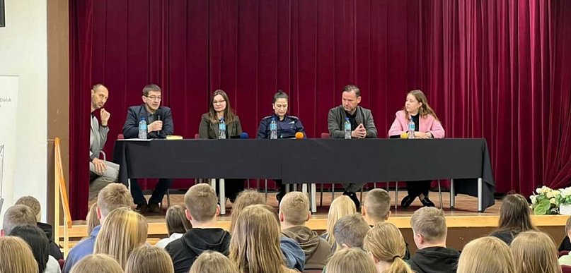 Debata przeciw przemocy - Ważne spotkanie w dolskiej podstawówce z gośćmi