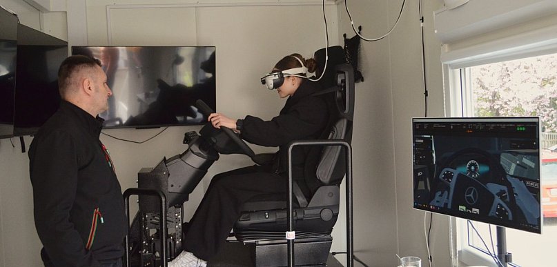 Jechali wirtualną ciężarówką! Uczniowie Ekonoma testują VR Truck Simulator