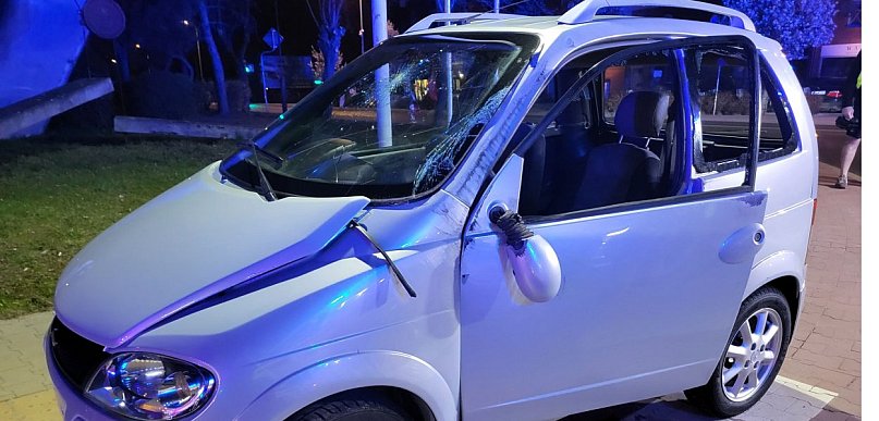 Nietypowy wypadek przy dworcu PKS – przez pasażera samochód przewrócił się na bok