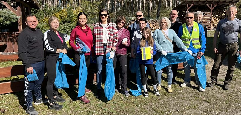 Sprzątanie lasu z KGW Jaszkowianki! Wstydliwe znaleziska w lesie