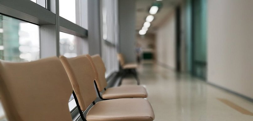 Kompleksowe wyposażenie placówek medycznych: rola wózków medycznych i szaf metalow