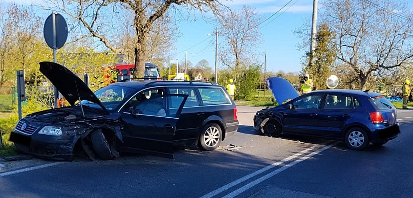 Zderzenie dwóch Volkswagenów. Jedna osoba odwieziona do szpitala.