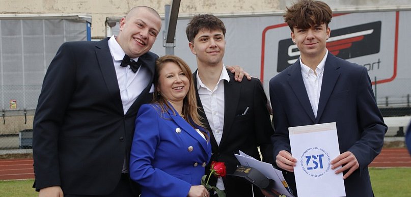 Koniec pewnego etapu. Maturzyści z ZST oficjalnie pożegnali szkołę