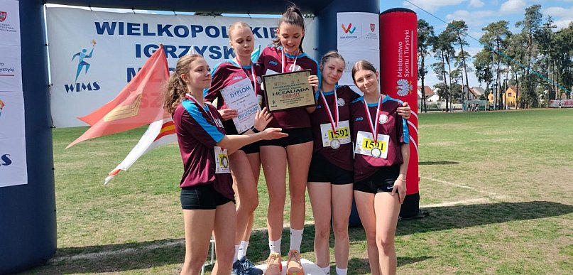 Dziewczyny z LO na podium Mistrzostw Wielkopolski! Sukces w biegach przełajowych