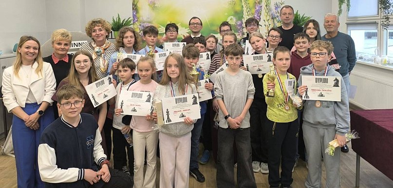 Turniej Szachowy o Puchar Burmistrza za nami! Liderem szkoła w Dąbrowie