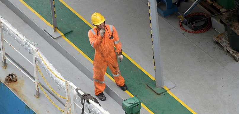 Kombinezon ochronny wielorazowy — poradnik wyboru i pielęgnacji