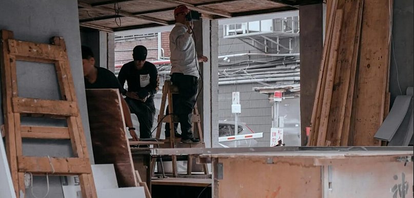 Refit czy budowa od zera – kiedy opłaca się odświeżyć salon sprzedaży?