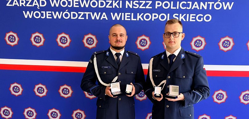 Policjanci ze Śremu uhonorowani! Uratowali człowieka z płonącego budynku