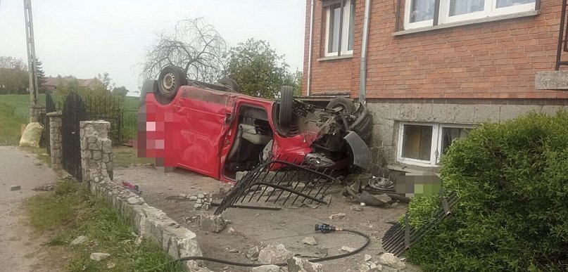 Recydywista wjechał busem w posesję. Był pijany i zatrzymał się tuż przed domem