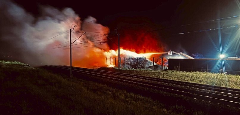 Nocny pożar w podkościańskim zakładzie. Z żywiołem walczyło 18 zastępów straży!