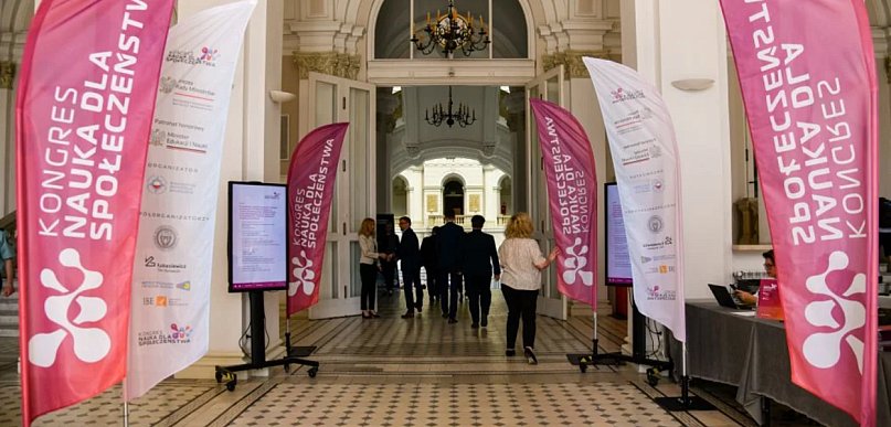 Flaga reklamowa winder na targi, event i przed lokalem – kiedy naprawdę działa