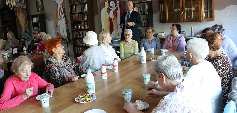 „Od mleka do produktu” – Wyjątkowe spotkanie śremskich seniorów z lokalną tradycją