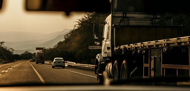 Opłaty drogowe a zarządzanie flotą – jak lepiej kontrolować wydatki w transporcie?