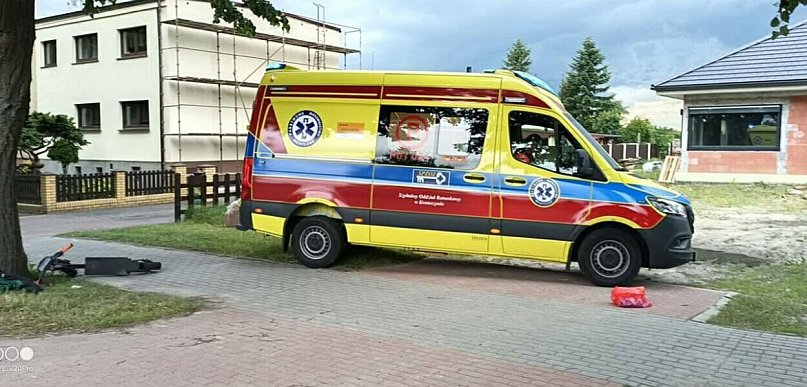 Wypadek w Pępowie. Pijany 27-latek na hulajnodze elektrycznej uderzył w drzewo