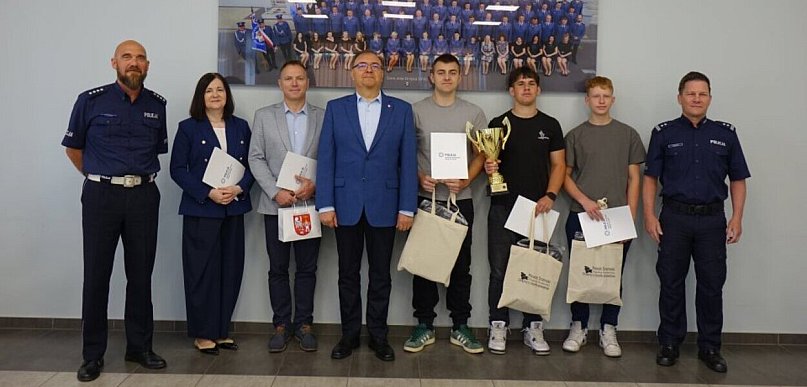 Sukces młodych kierowców ze Śremu! Oficjalne gratulacje w śremskiej komendzie
