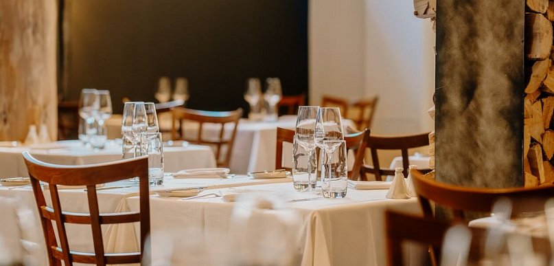 Jak dopasować salę restauracyjną do charakteru rodzinnej uroczystości?