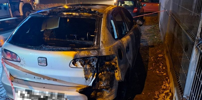 Nocny pożar  wiaty w Śremie. Uszkodzone zostały auta osobowe - 85149