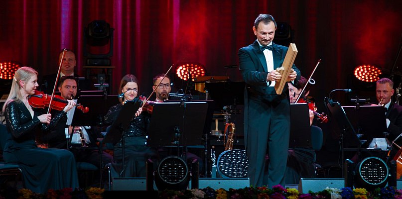 Muzyczna uczta w KCEK. - Śrem powitał Nowy Rok z klasą i energią! - 86062