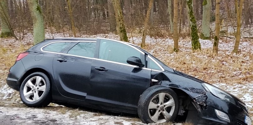 Niebezpieczne warunki na drogach – kolizja z udziałem trzech osobówek