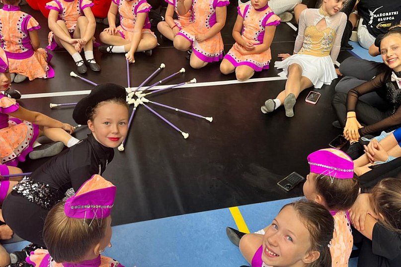 Ksiąskie Mażoretki z medalami! Debiut „Gwiazdeczek” na profesjonalnej scenie