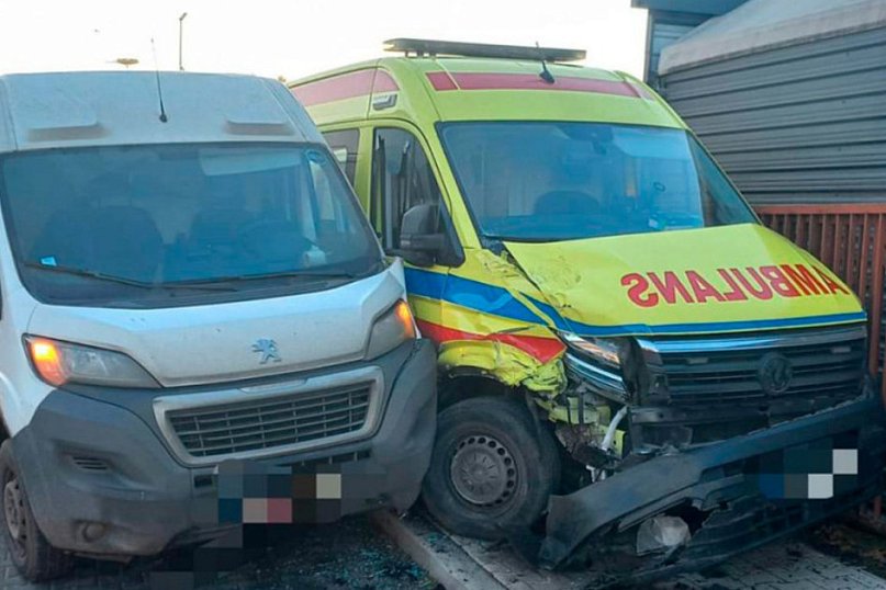 Zderzenie karetki pogotowia z busem