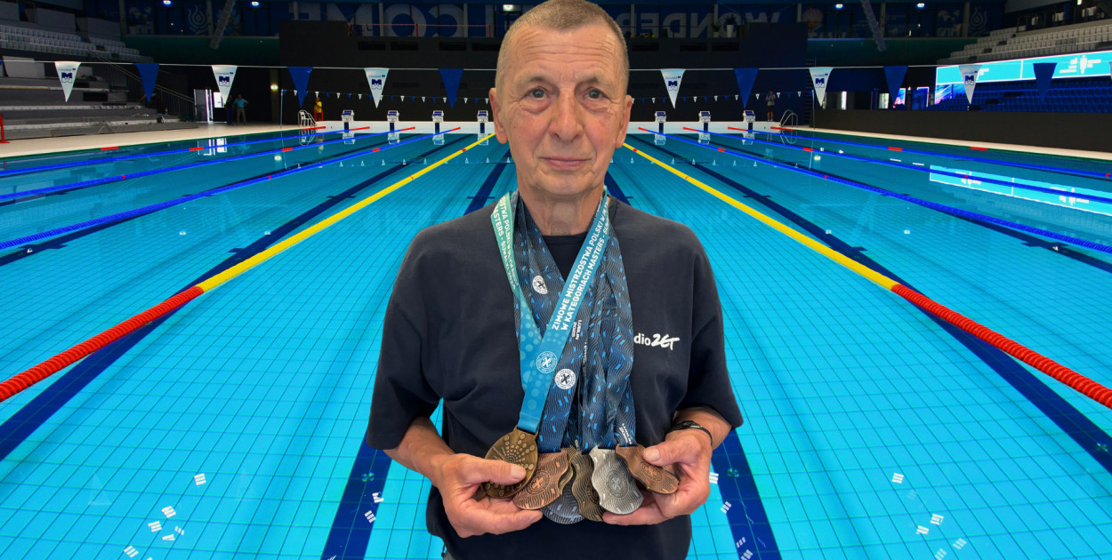 Roman Bartkowiak z medalami  Letnich Mistrzostw Polski w Pływaniu w kategoriach Masters (Lublin 2025).