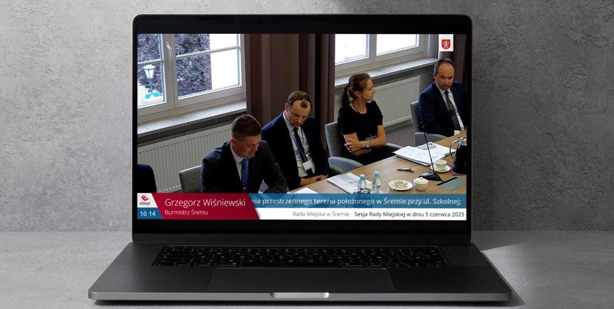 Kadr z transmisji obrad Rady Miejskiej w Śremie (5 czerwca 2025).