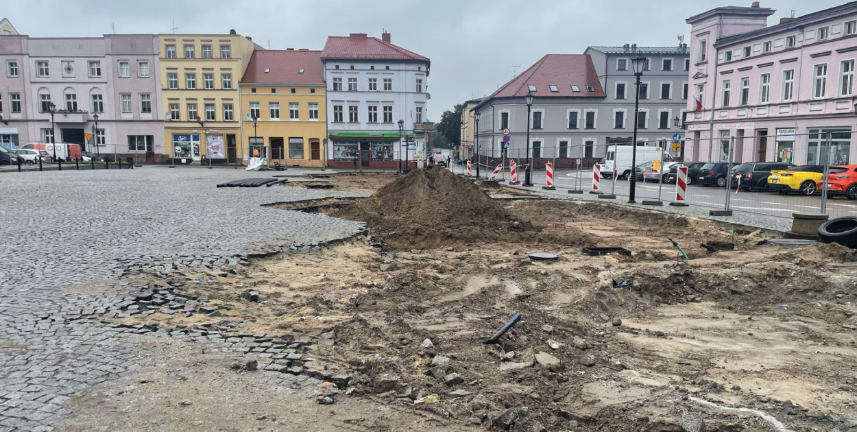 Rozkopany rynek w Śremie. W przyszłości ma tu rosnąć 25 drzew